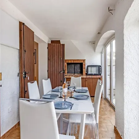 Bright House With Terrace And Garden Сasa de vacaciones